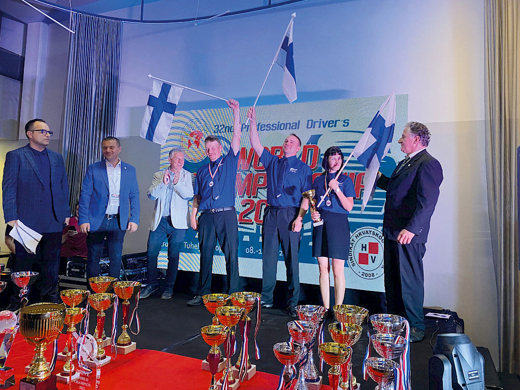 MM Ajotaito 2022 Koratia puoliperävaunusarjan joukkuekilpailun hopeasija Suomelle, kuvassa palkitut