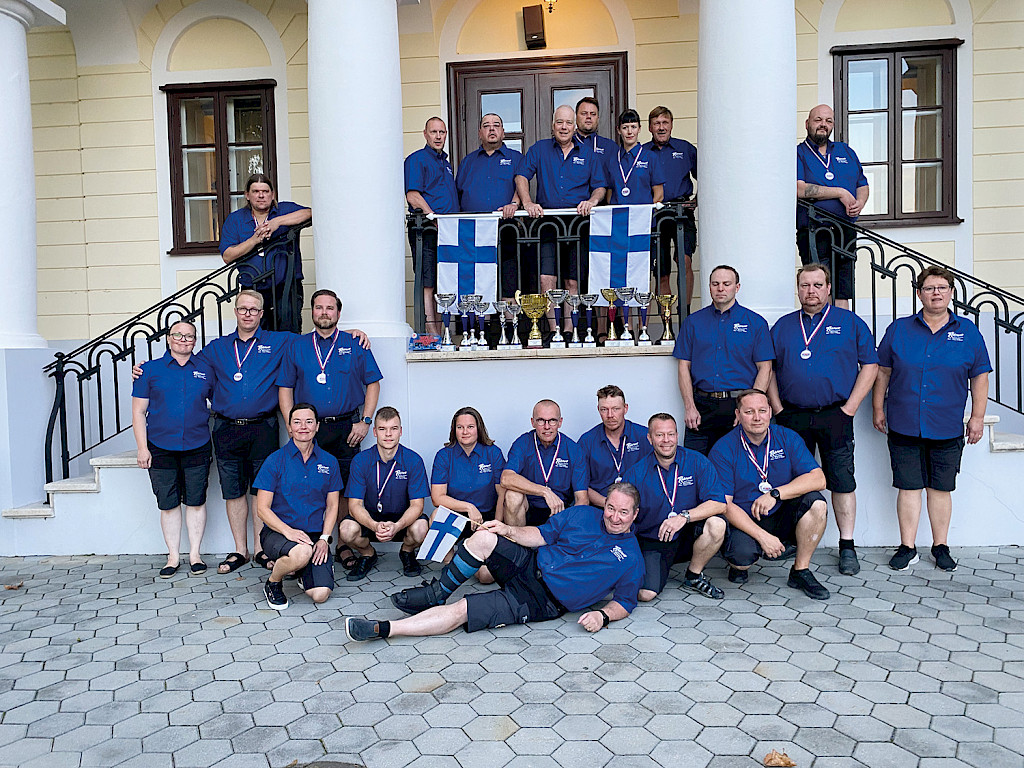 Kuvassa Suomen joukkue kokonaisuudessaa, kuva MM Ajotaitokisoista Kroatiasta vuonna 2022