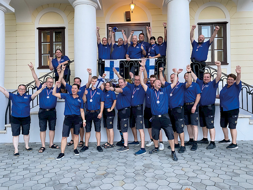 Kuvassa Suomen joukkue ja matkalla mukana olleita Rahtarit ry:n työntekijöitä, kuva MM Ajotaitokisoista Kroatiasta vuonna 2022